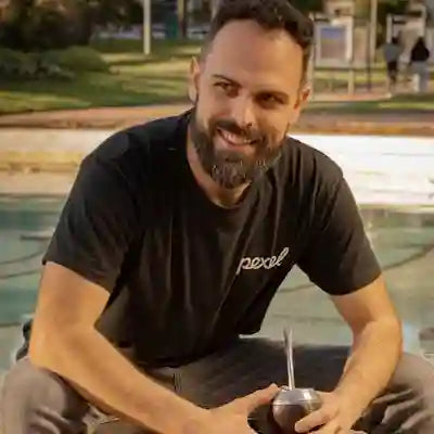 <em>Héctor Ricardo</em>